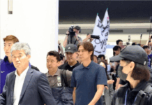 “불같은 한국인들, 진정해라! 이건 축구일 뿐”… ‘욕설 쏟아진’ 홍명보 입국 현장에 깜짝 놀란 中매체